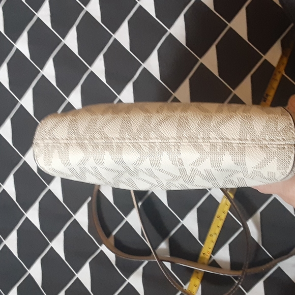 Michael KORS VANILLA HAMILTON CROSSBODY - Picture 10 of 17